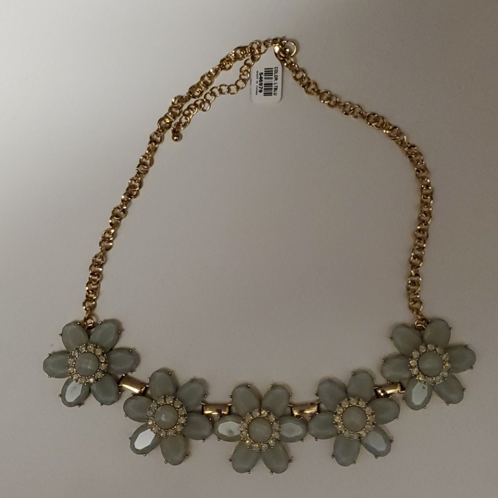 NWT flower necklace